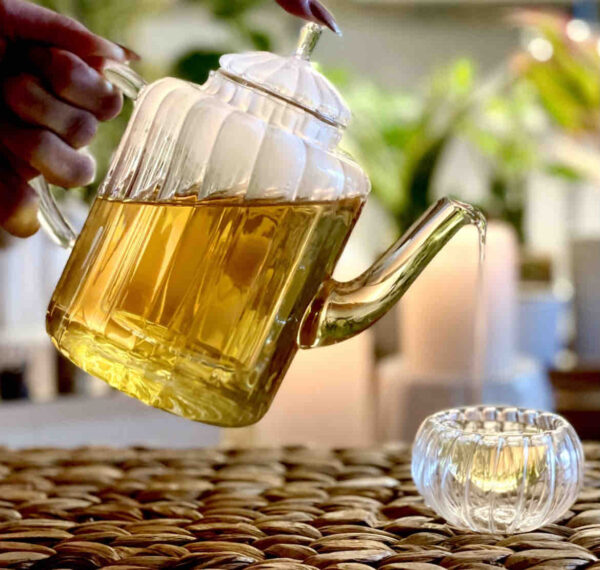 LS LUXURIOUS Glass Teapot Stripe (Straight) 750Ml, 1Pc Into A Color Box MATERIAL GLASS COLOUR: CLEAR PACK OF: 1PC